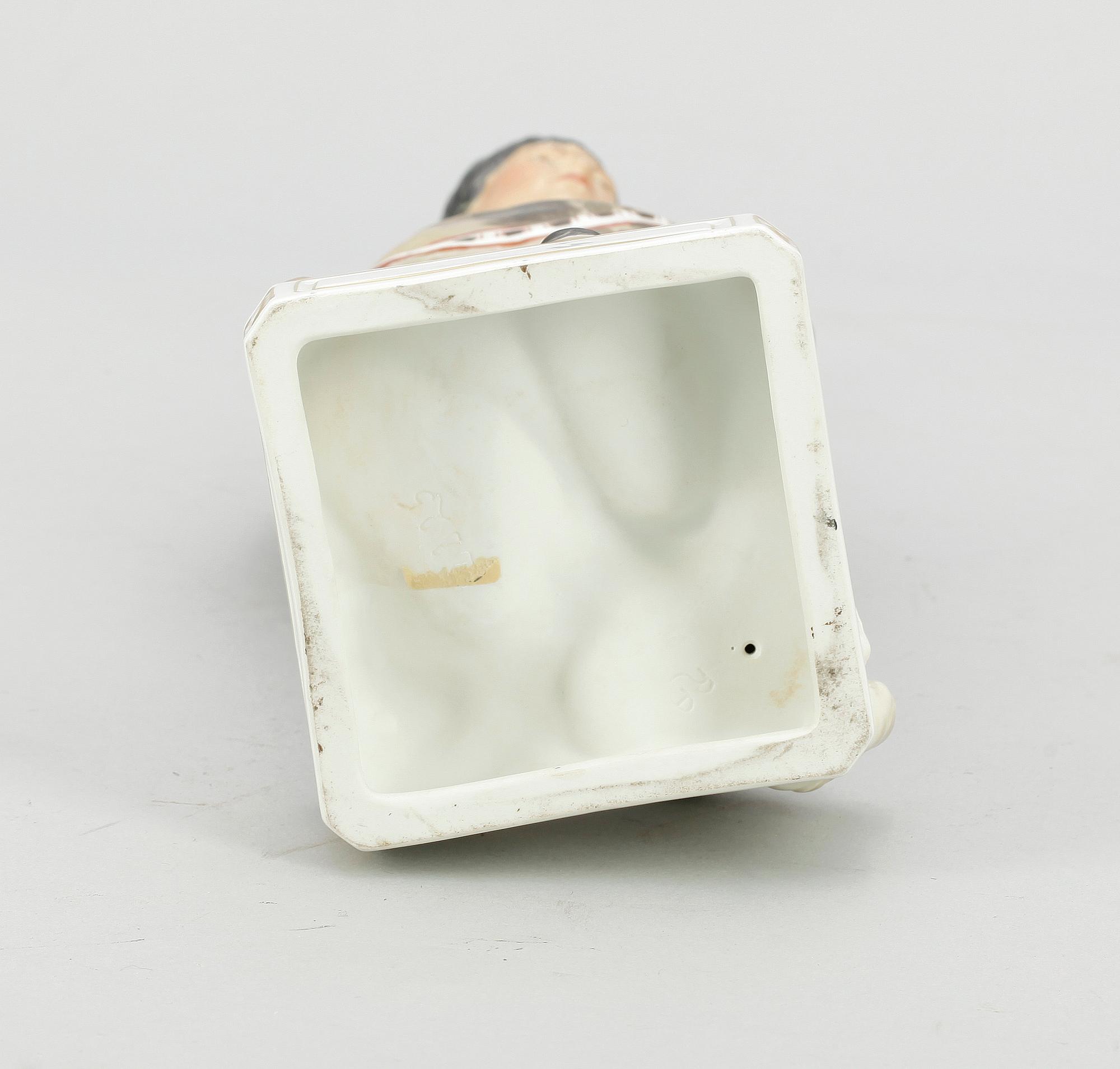 FIGURIN, porslin. "Juliane Marieporslin", Royal Copenhagen, Danmark.