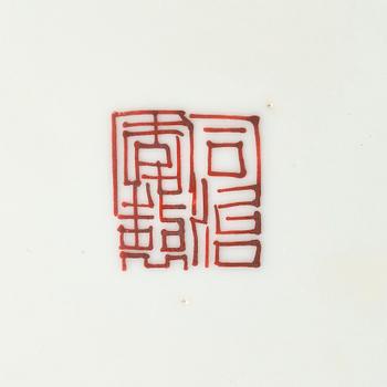 A Chinese porcelain dish and a spoon, late Qing dynasty / around 1900.