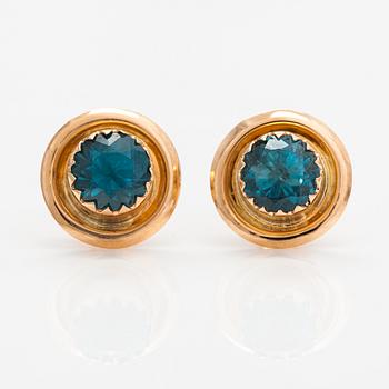 A pair of 14K gold earrings with zircones.
