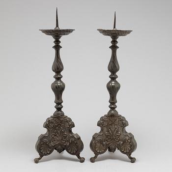 A PAIR OF PEWTER CANDLESTICKS, 17TH/18TH CENTURY.