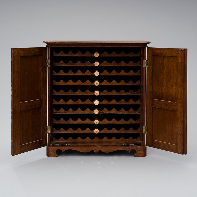 HUMIDOR/CIGARRSKÅP, mahogny, 1800-talets slut.