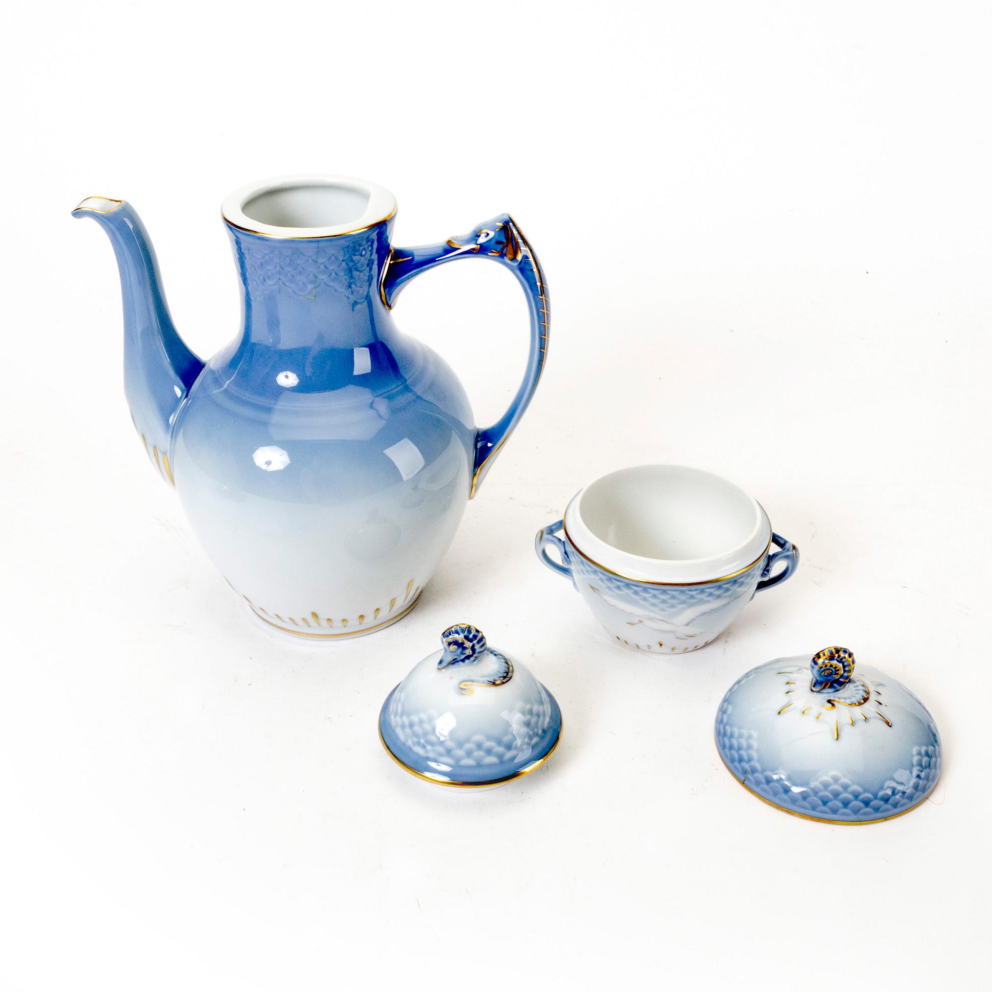 A 136 pcs Måsen dinner service Royal Copenhagen and Bing & Grondahl Denmmark.