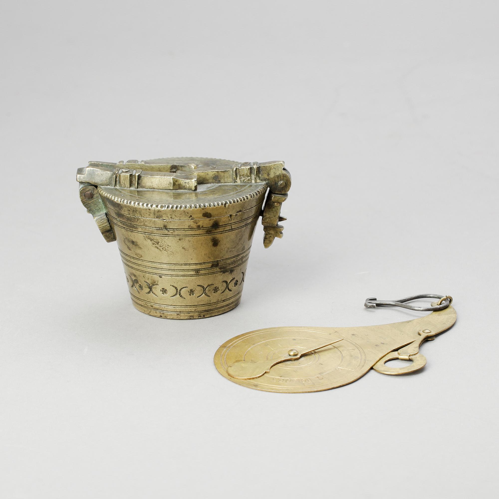 VIKTSATS samt BREVVÅG, mässing, 1700- samt 1800-tal.