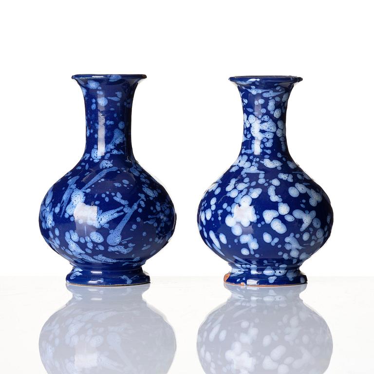 Vaser, ett par, fajans "Bleu Persan", Nevers, möjligen 1800-tal.