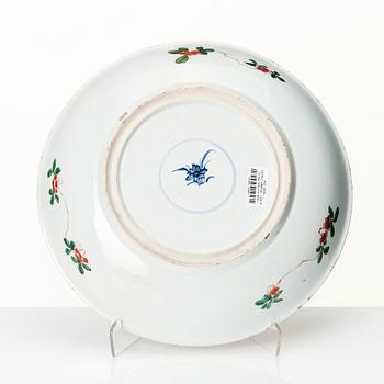 A large Chinese famille verte dish, Qing dynasty, Kangxi (1662-1722).