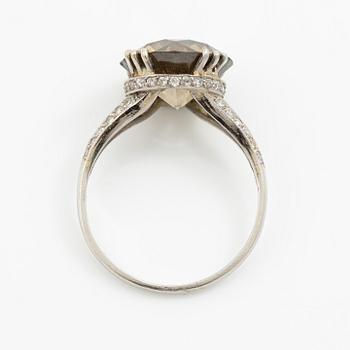 Ring platina med gulgrönbruntonad rund briljantslipad diamant ca 5.50 ct. CG Hallberg, Stockholm 1951.