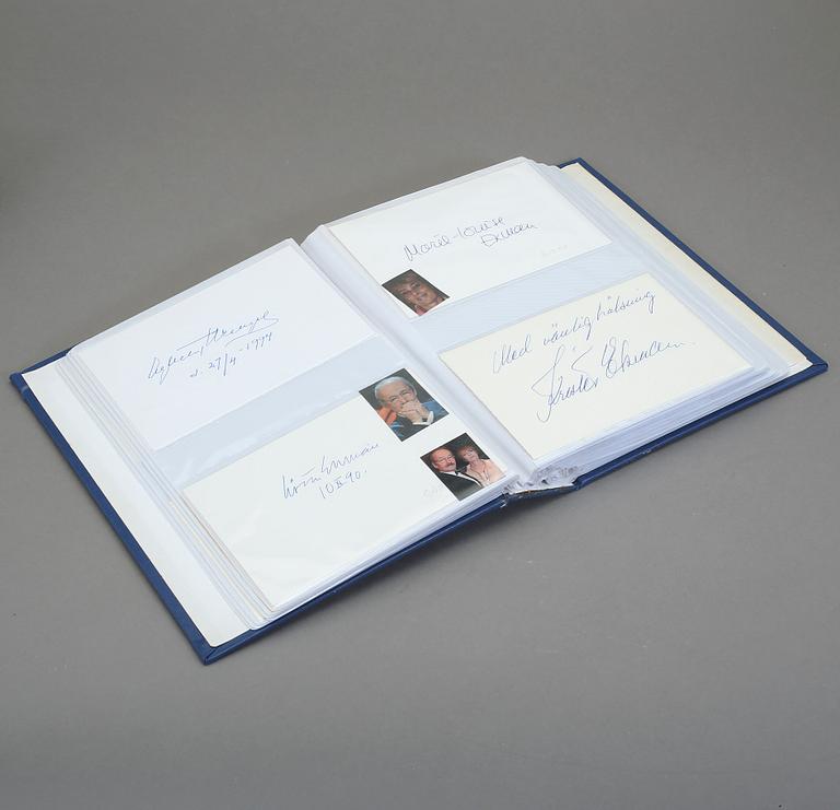 SKÅDESPELARAUTOGRAFER I ALBUM, 36 st, bla George Fant, Bibi Andersson, Harriet Andersson, Eva Henning.