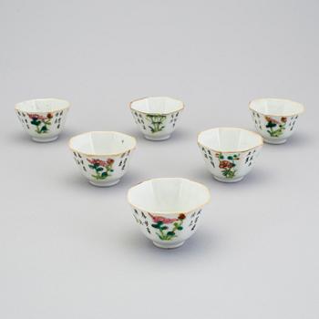 A SET OF SIX CHINESE PORCELAIN BOWLS, 20th century.