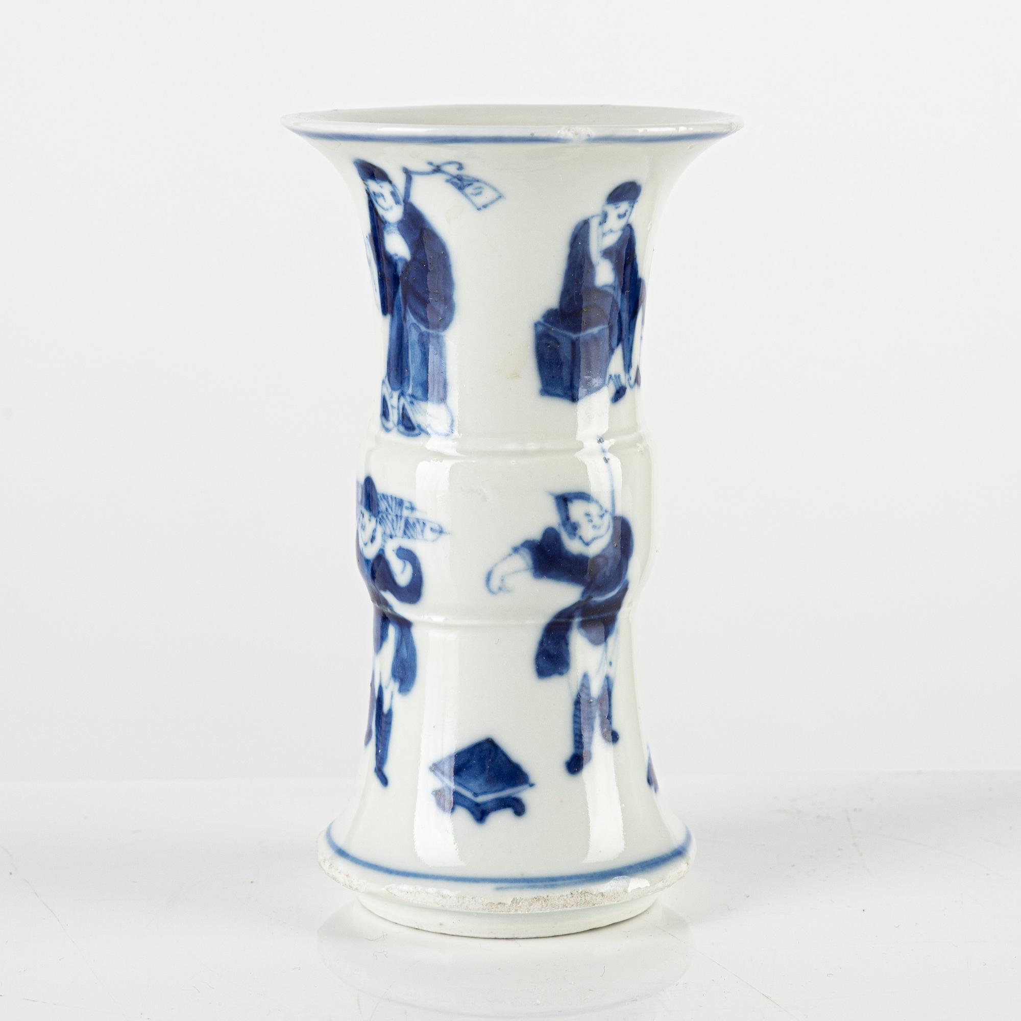 A serving dish, a vase and two lidded bowls, Kina, 18th-19th century.