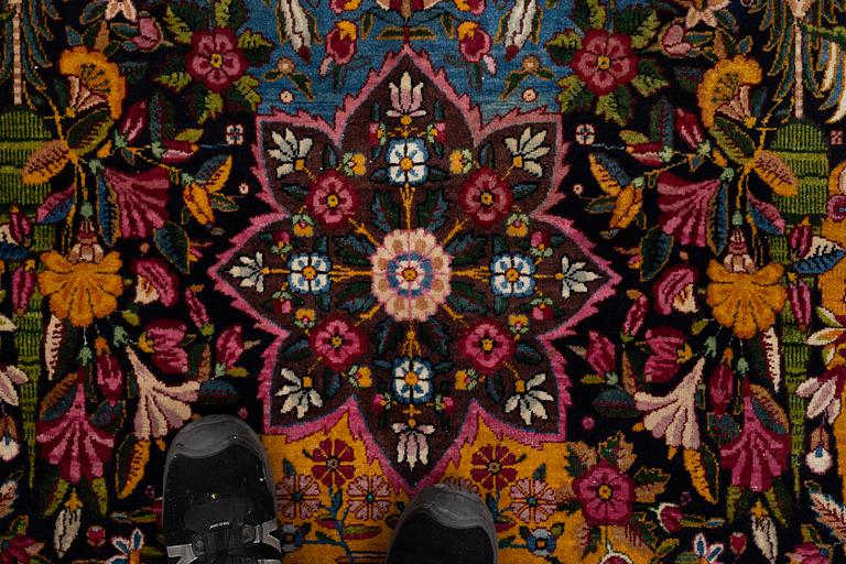 A carpet, semi-antique Kerman, ca 453 x 340 cm.