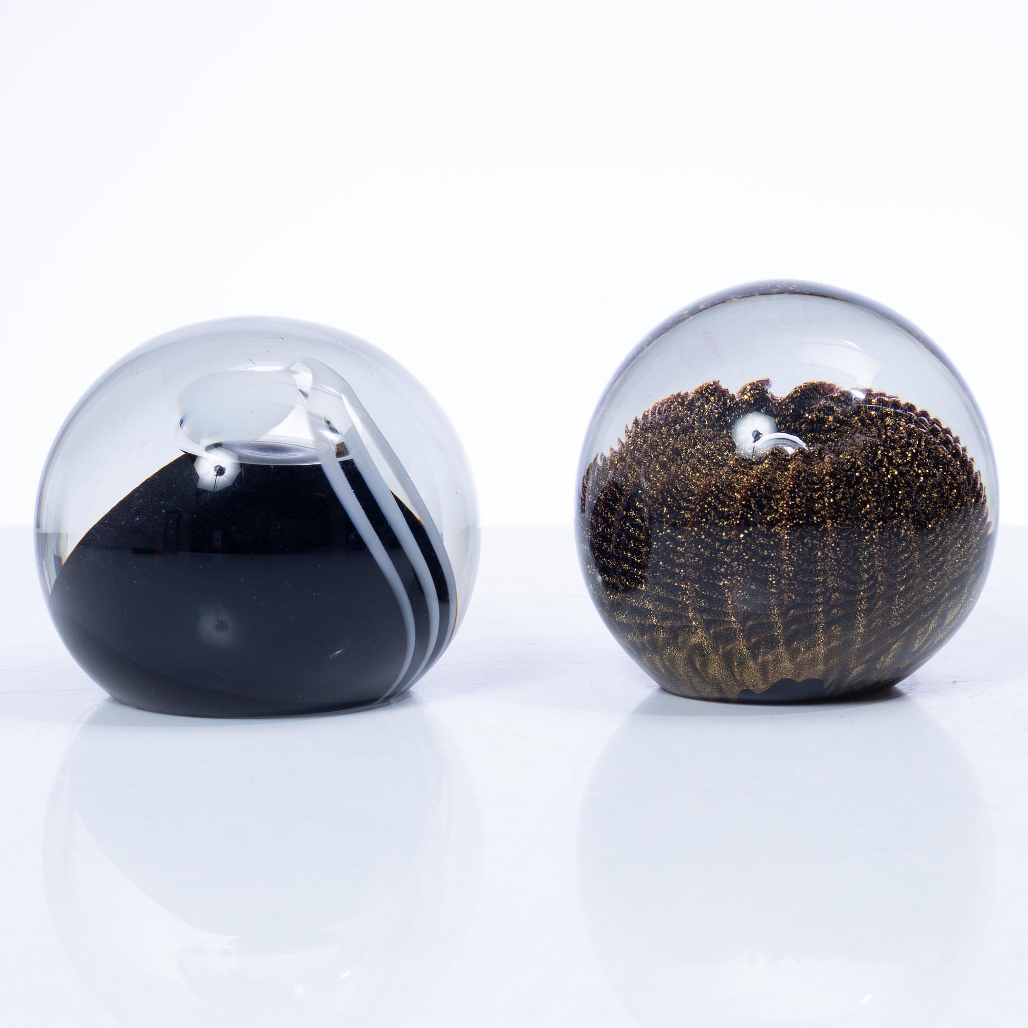 Six glass paper weights, including Robert Eickholt, USA, 1985, & klas-Göran Tinbäck, Sweden.
