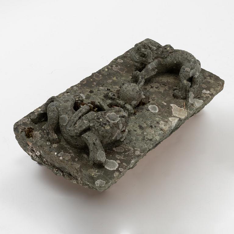 Skulpturrelief, sten. Två drakar i kamp om pära, troligen Qingdynastin..