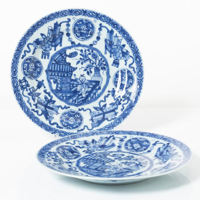 A pair of Chinese blue and white porcelain plates, Qing dynasty, Kangxi (1662-1722).