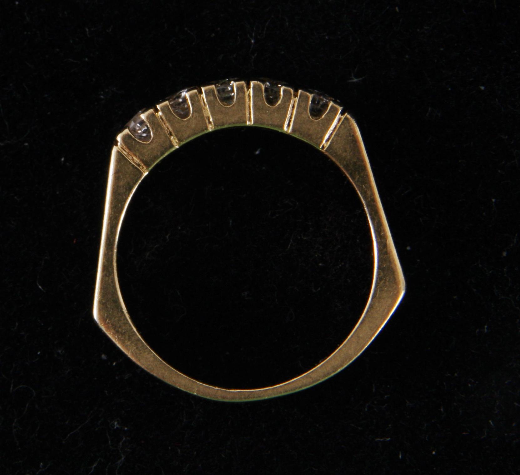 RING, 18K guld med 5 briljanter tot ca 0.50 ct.