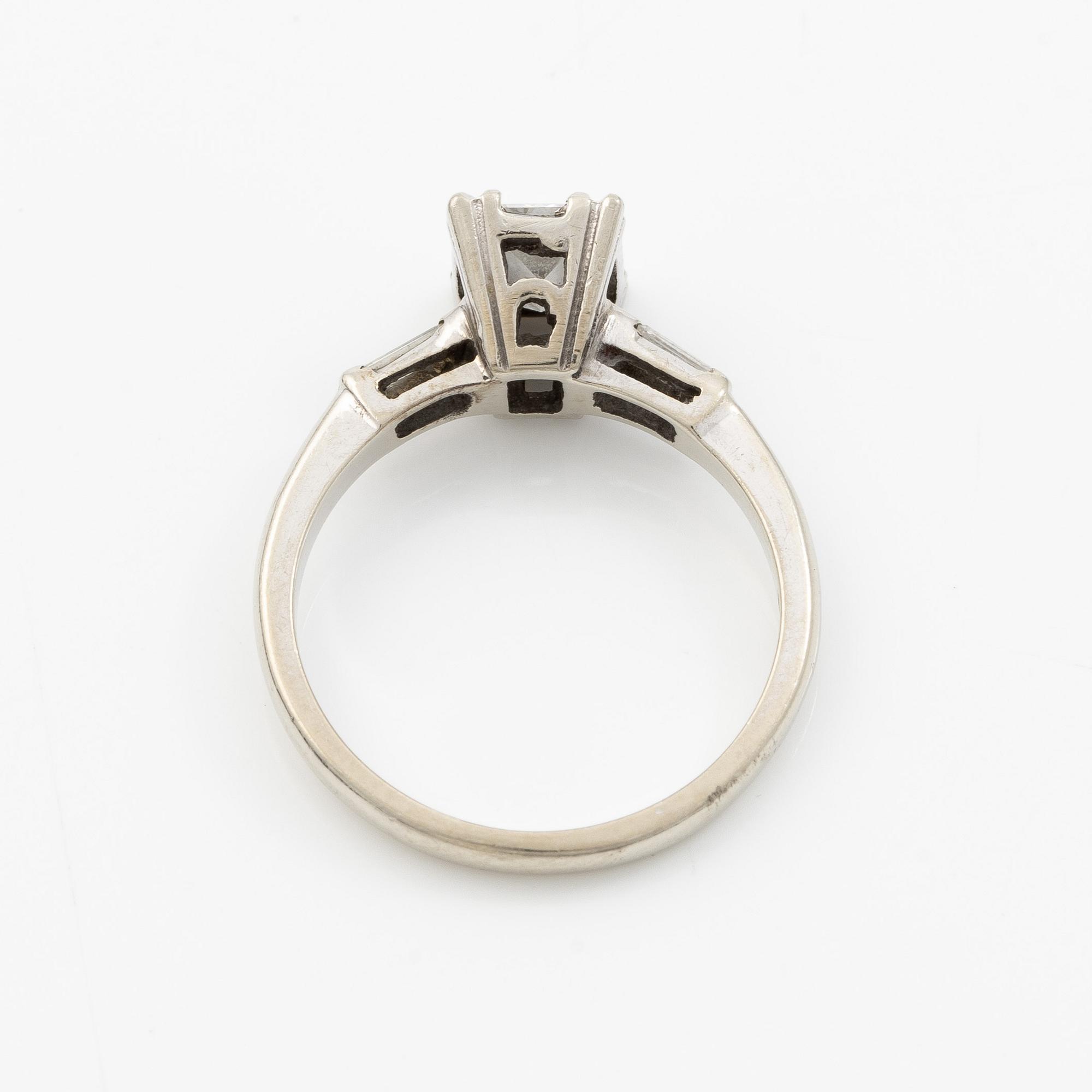 Ring 14K white gold with baguette-cut diamond.