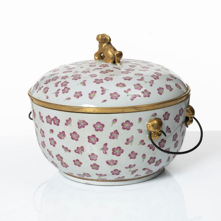 A Chinese tureen with cover and liner, late Qing dynasty.