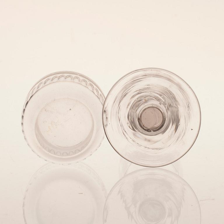 PARTI GLASFÖREMÅL, 5 delar, 1700/1800-tal.