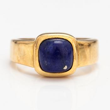 An 18K gold ring with a lapis lazuli. France.