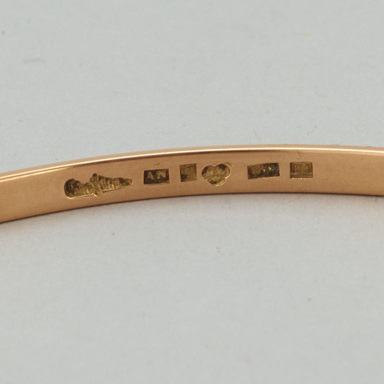 A Wiwen Nilsson 18k gold bangle wih a rock crystal, Lund 1967.