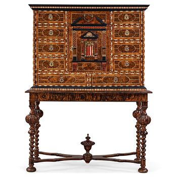 3. KABINETTSKÅP, barock, 1600-talets slut.