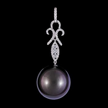 1309. A cultured Tahiti pearl, app. 17 cm, and brilliant cut diamond pendant, tot. app. 0.75 cts.