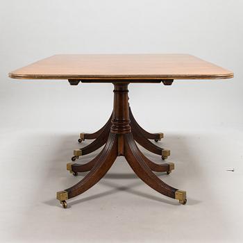 Matbord och 8 stolar, mahogny, tageltyg, England, 1900-talets första hälft.