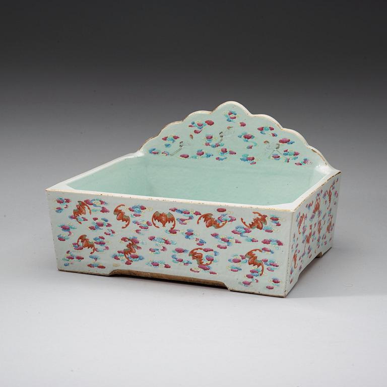 A pair of hand basins, Qing dynasty, early 20th century.