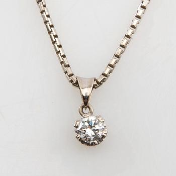 Halsband 18K vitguld med en rund briljantslipad diamant.
