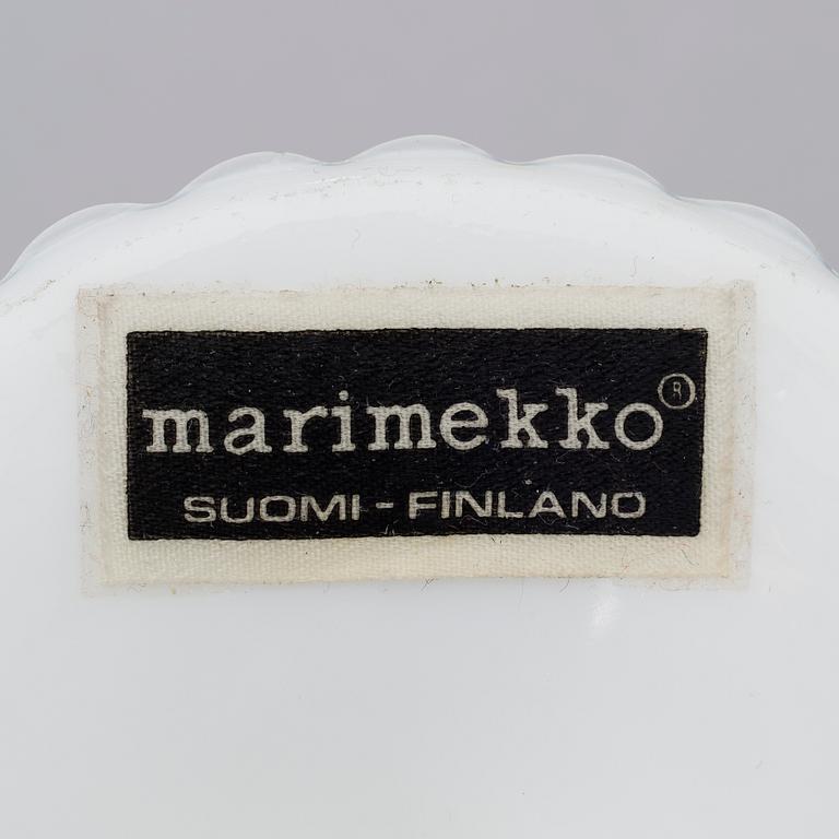 ARMI RATIA. KULHOJA, 7 KPL. Mariskooli. Otettu käyttöön Armi Ratian johdolla Marimekolle 1965.