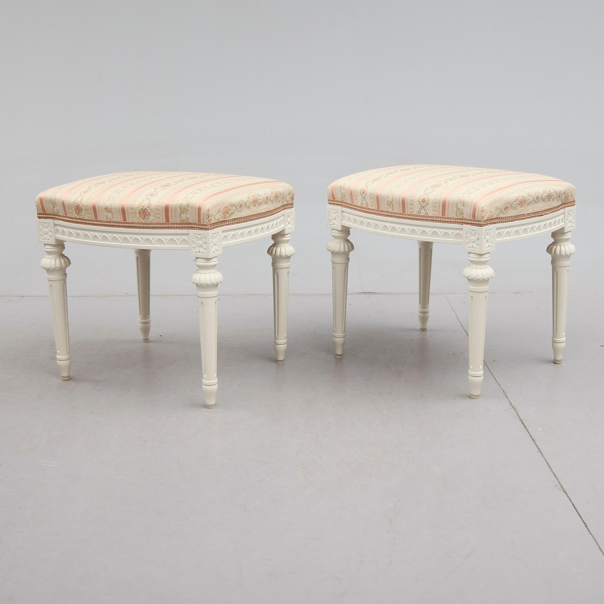 TABURETTER, 1 par, gustaviansk stil, 1900-talets mitt.