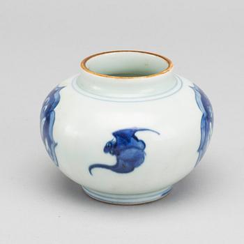 A CHINESE PORCELAIN VASE, 19th Century.