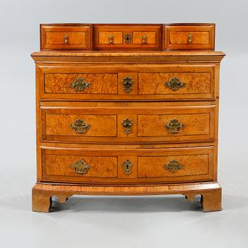 BYRÅ MED UPPSATS, senbarock, 1700-tal.