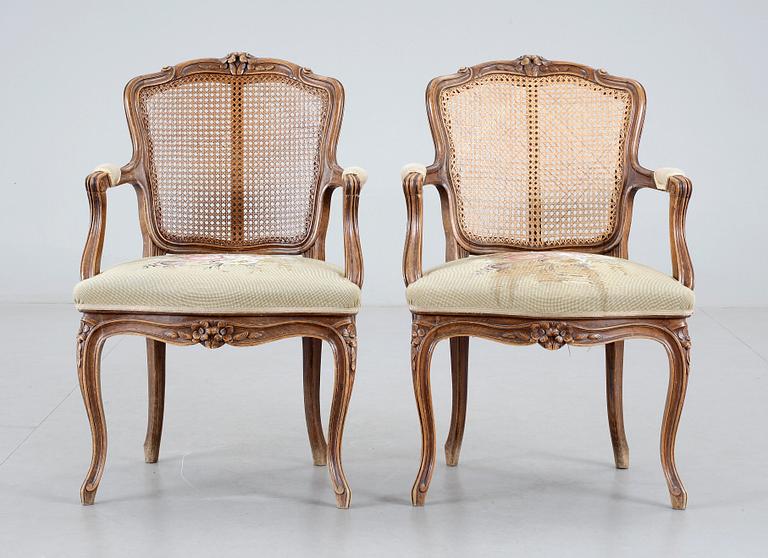 KARMSTOLAR, ett par, rokoko-stil, 1900-tal.