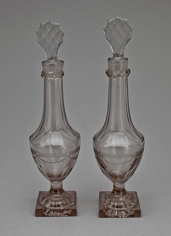 KARAFFER, ett par, 1700/1800-tal.