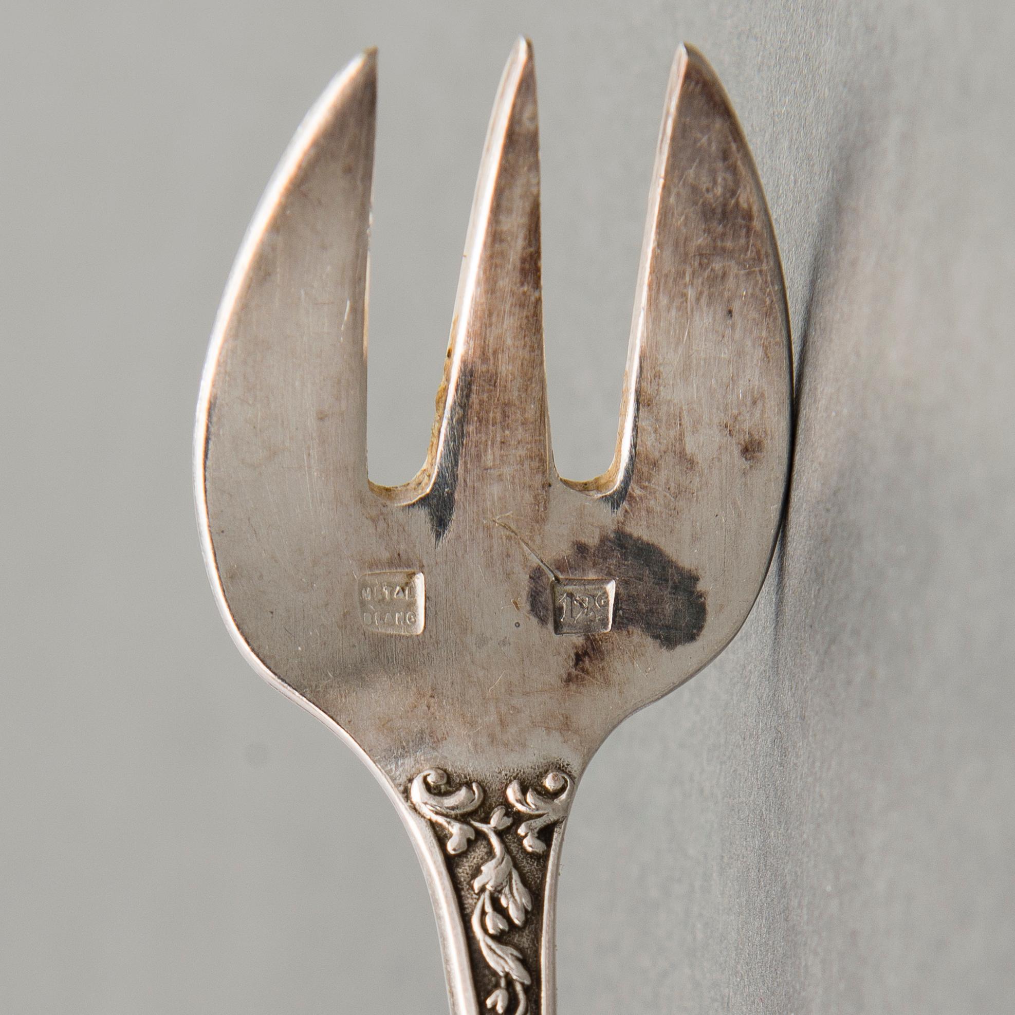 OSTRONGAFFLAR, 12 st, försilvrad metall, Frankrike tidigt 1900-tal.