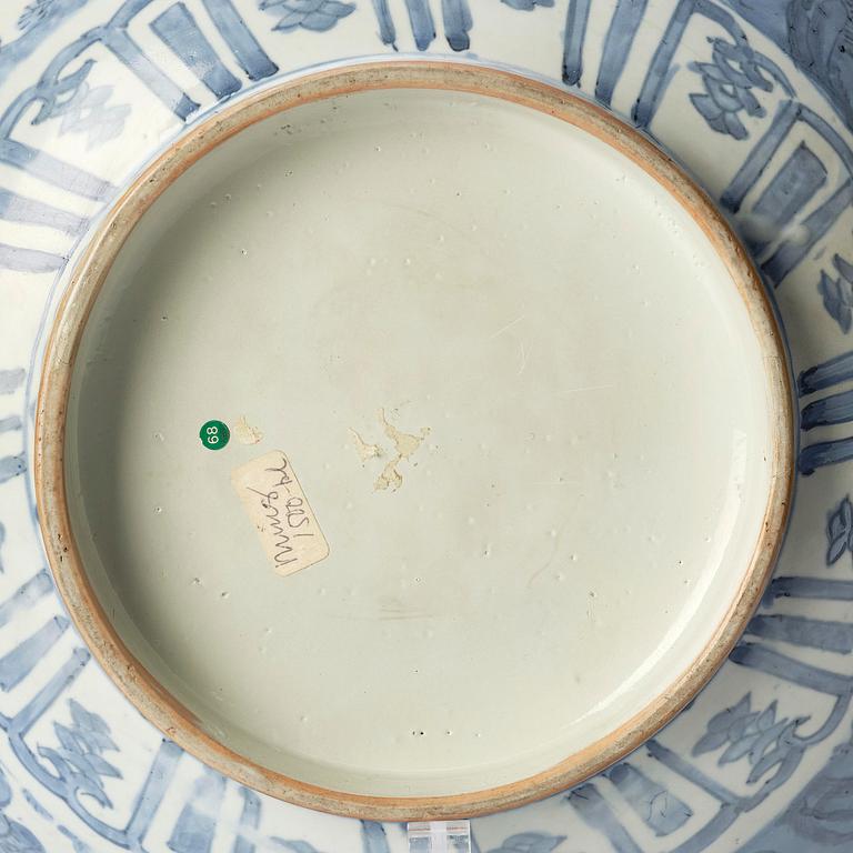 A large blue and white bowl, Ming dynasty (1368-1644).