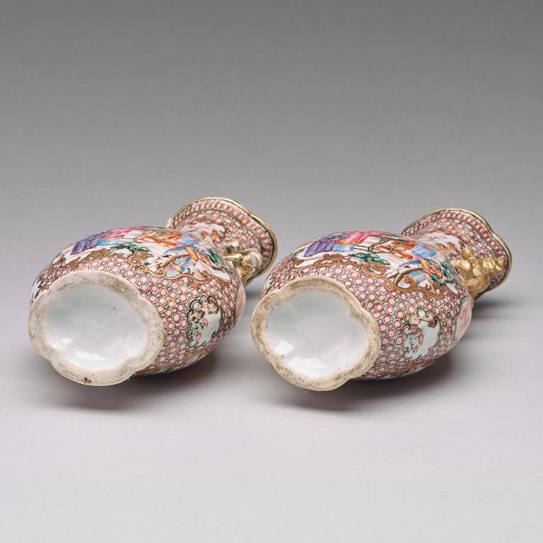 A pair of famille rose vases, Qingdynastin, Qianlong (1736-95).