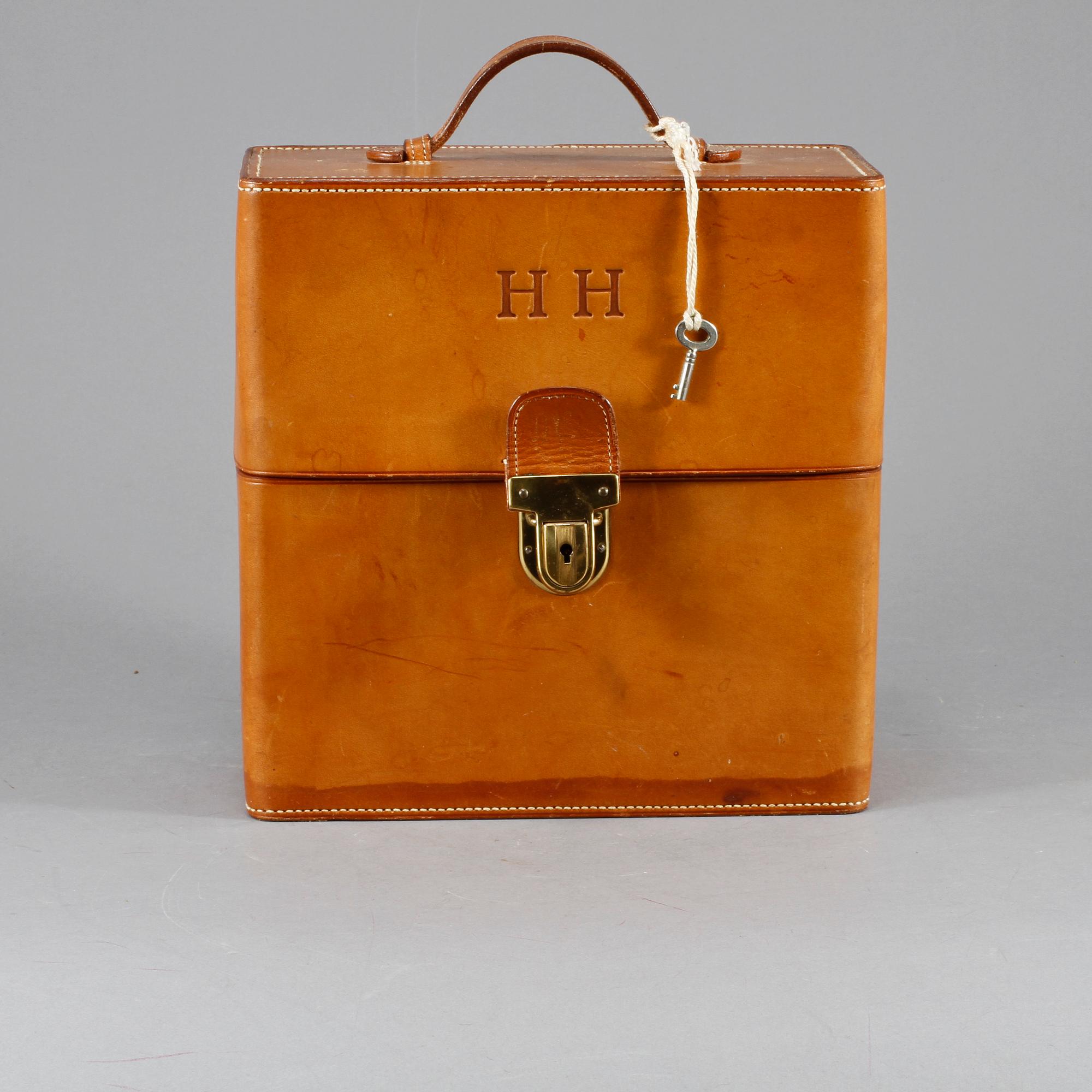 RESESCHATULL, läder med BRÄNNVINSFLASKOR, 3 st, Pukeberg, omkring 1900-talets mitt.