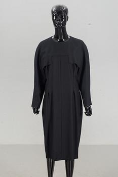 KLÄNNING, By Karl Lagerfeldt.