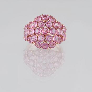 RING, 18K guld med fasettslipade rosa safirer ca 5.57 ct. Vikt 5,2 gram.