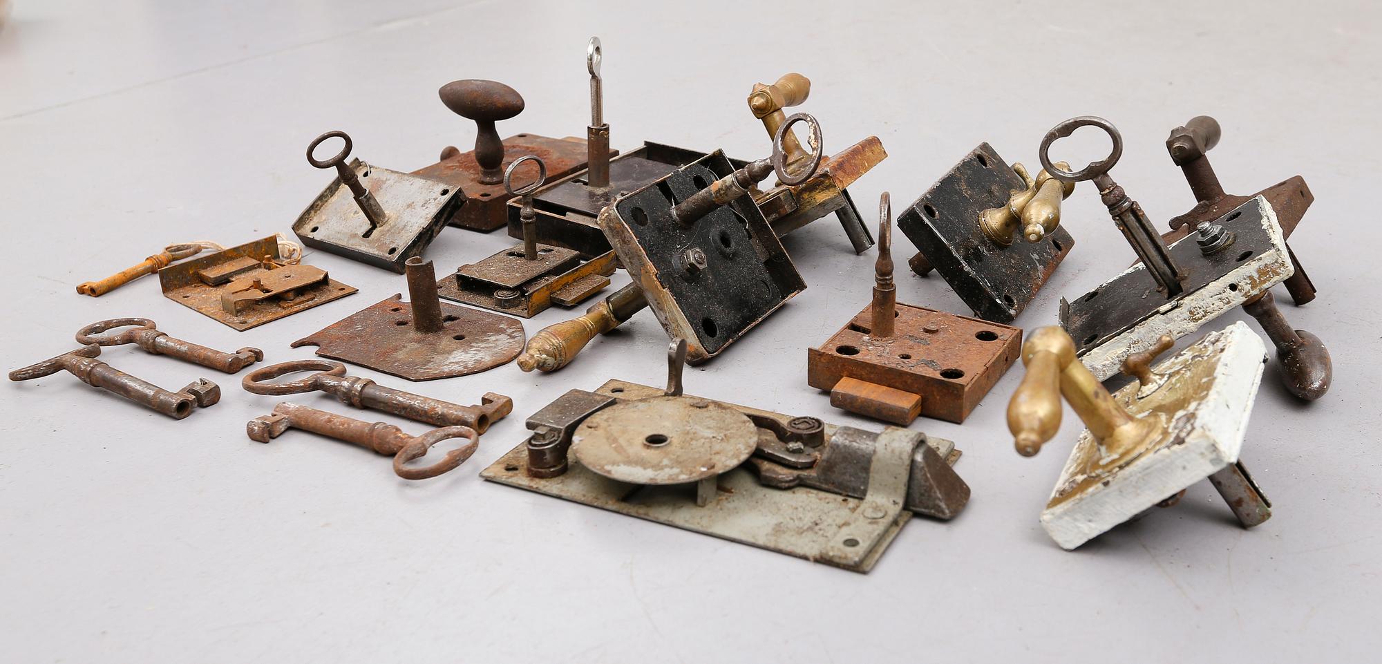 SAMLING LÅS, 14 st, bl a smide, 1800-/1900-tal.