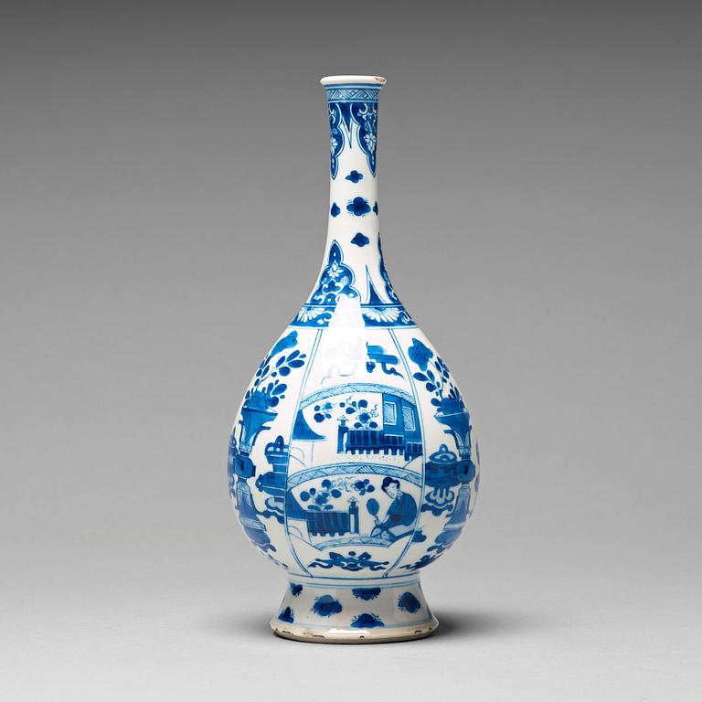 A blue and white vase, Qing dynasty, Kangxi (1662-1722).