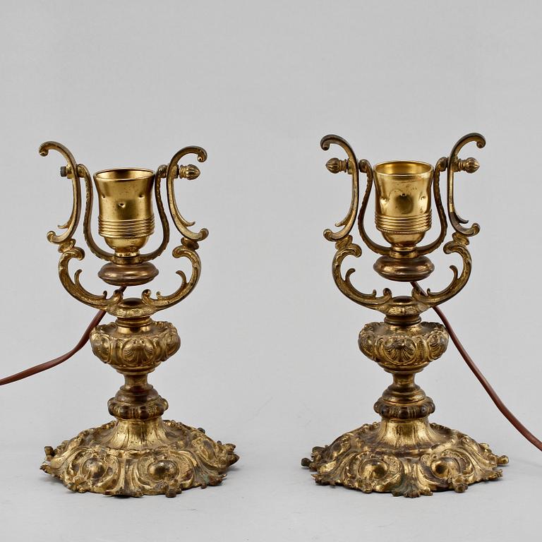 VÄGG-/BORDSLAMPOR, ett par, omkring 1900.