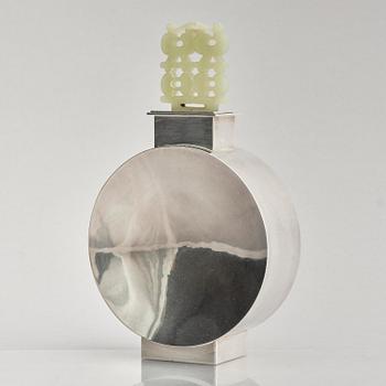 Inga Lagervall Ringbom, flaska med lock, sterling silver och nefrit, Stockholm 1978.
