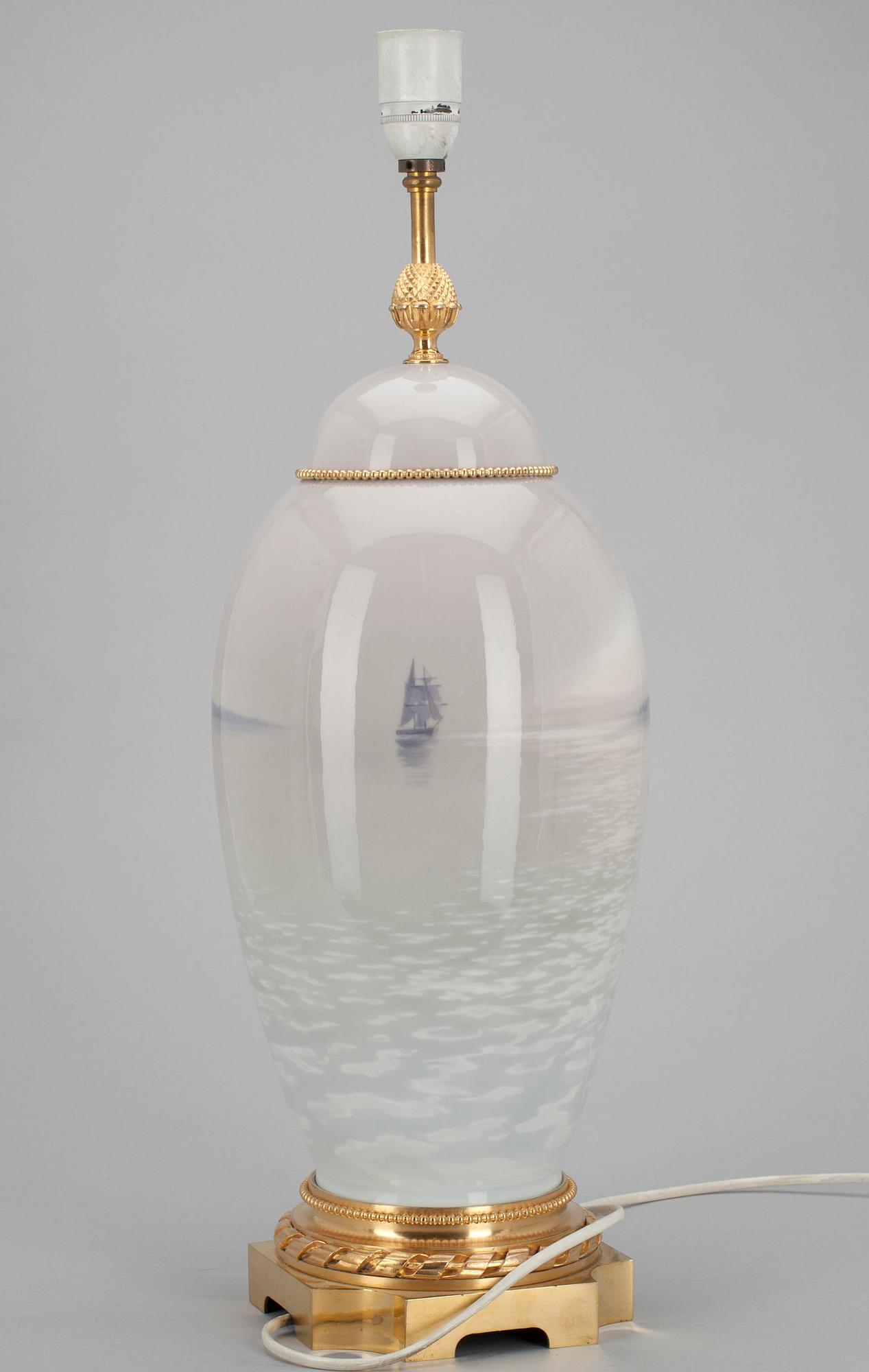 PÖYTÄVALAISIN, posliinia sekä kullattua messinkiä, Bing & Gröndahl, Tanska 1900-luvun alku.