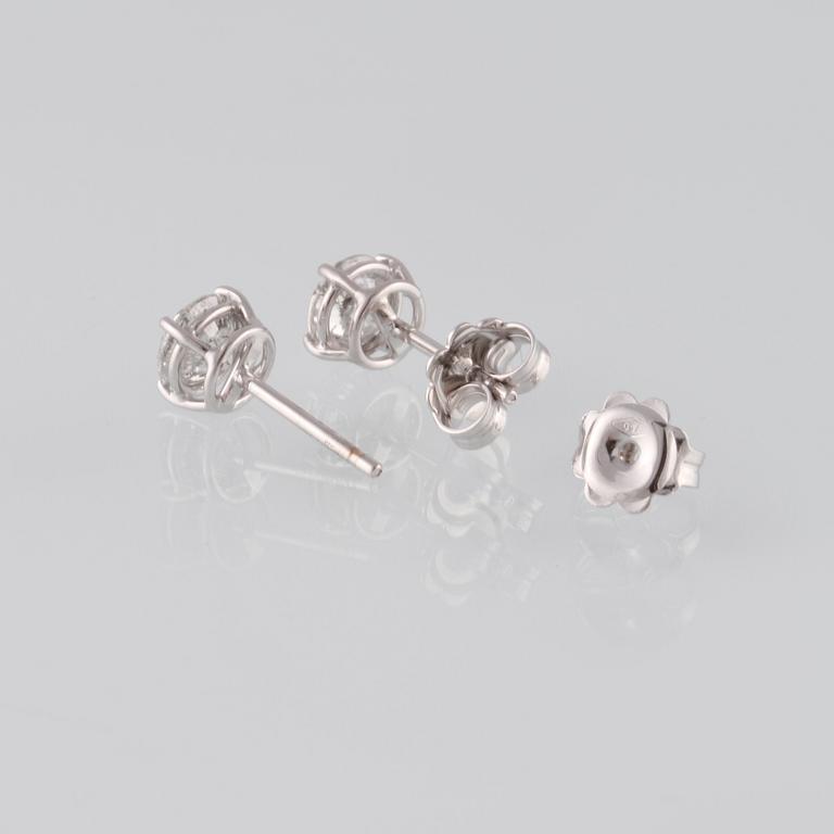 ÖRHÄNGEN, 18K vitguld med briljantslipade diamanter ca 1.83 ct. Vikt  2,1 gram.