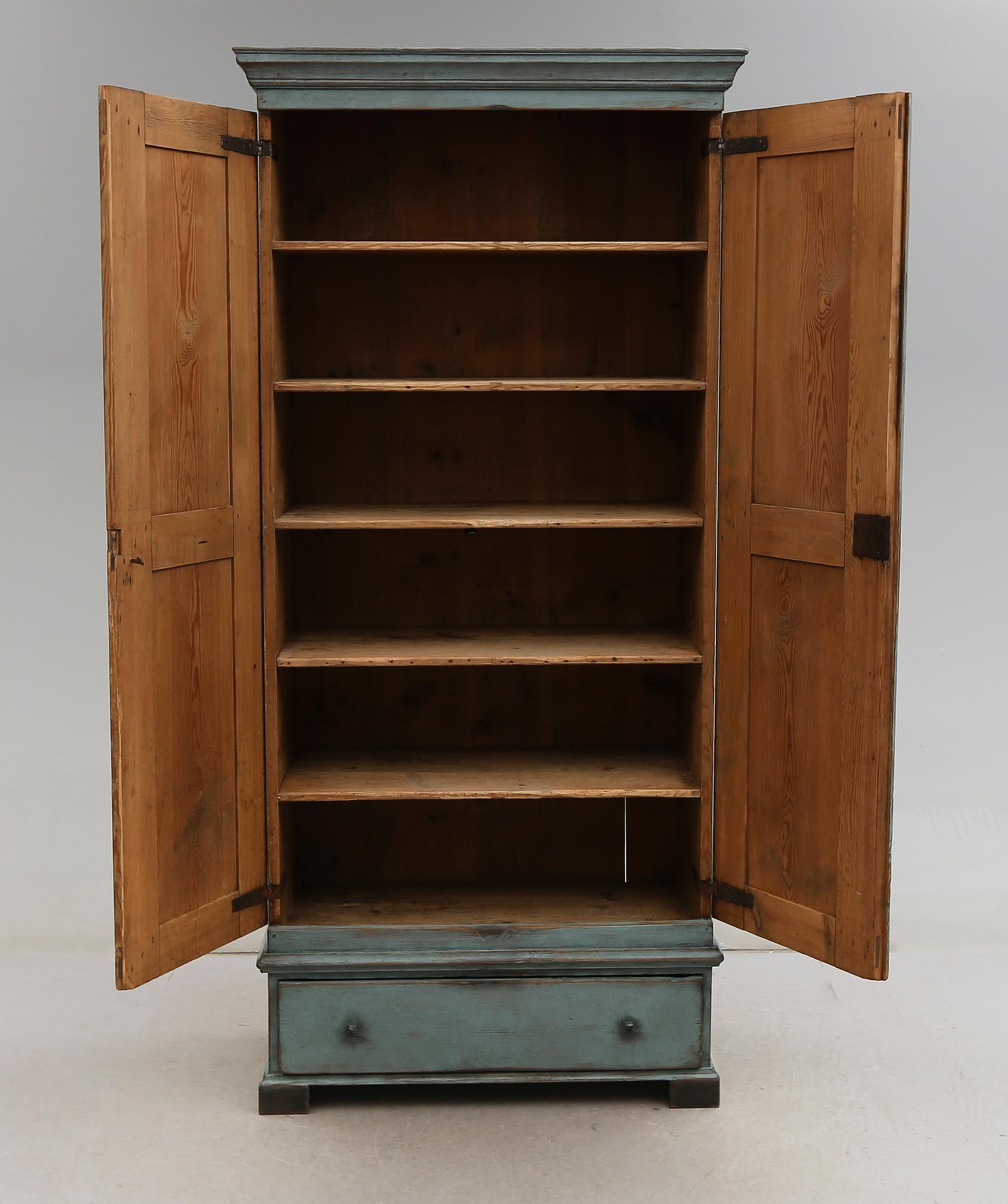 KLÄDSKÅP, 1800-talets första hälft.