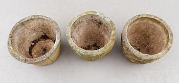 TRÄDGÅRDSURNOR, 3 st, snarlika, stenmassa, 1900-talets andra hälft.