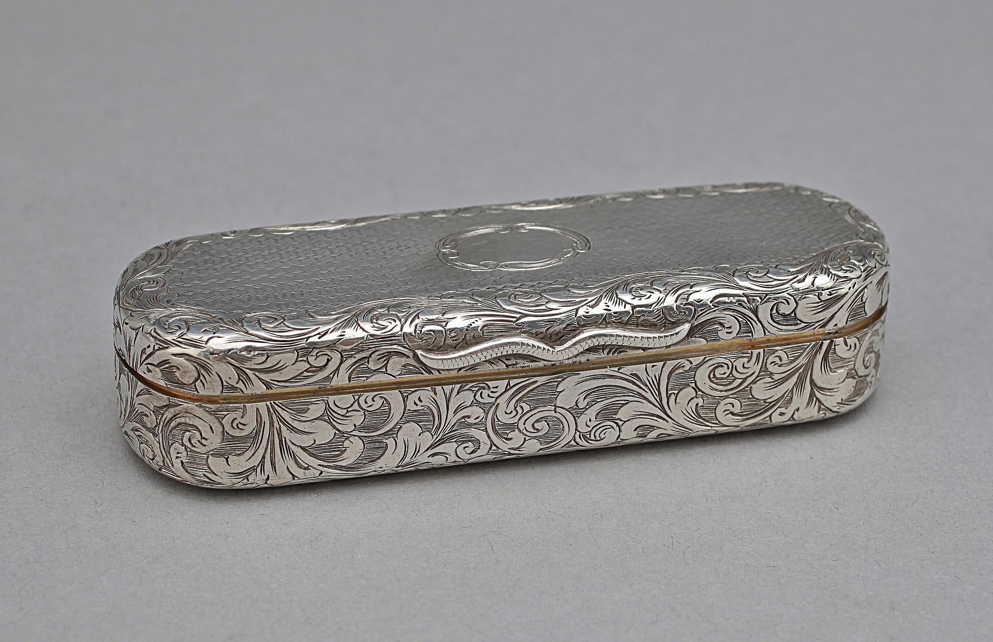 SNUSDOSA, silver, trol Edward Smith, Birmingham, England, 1844. Vikt 65.