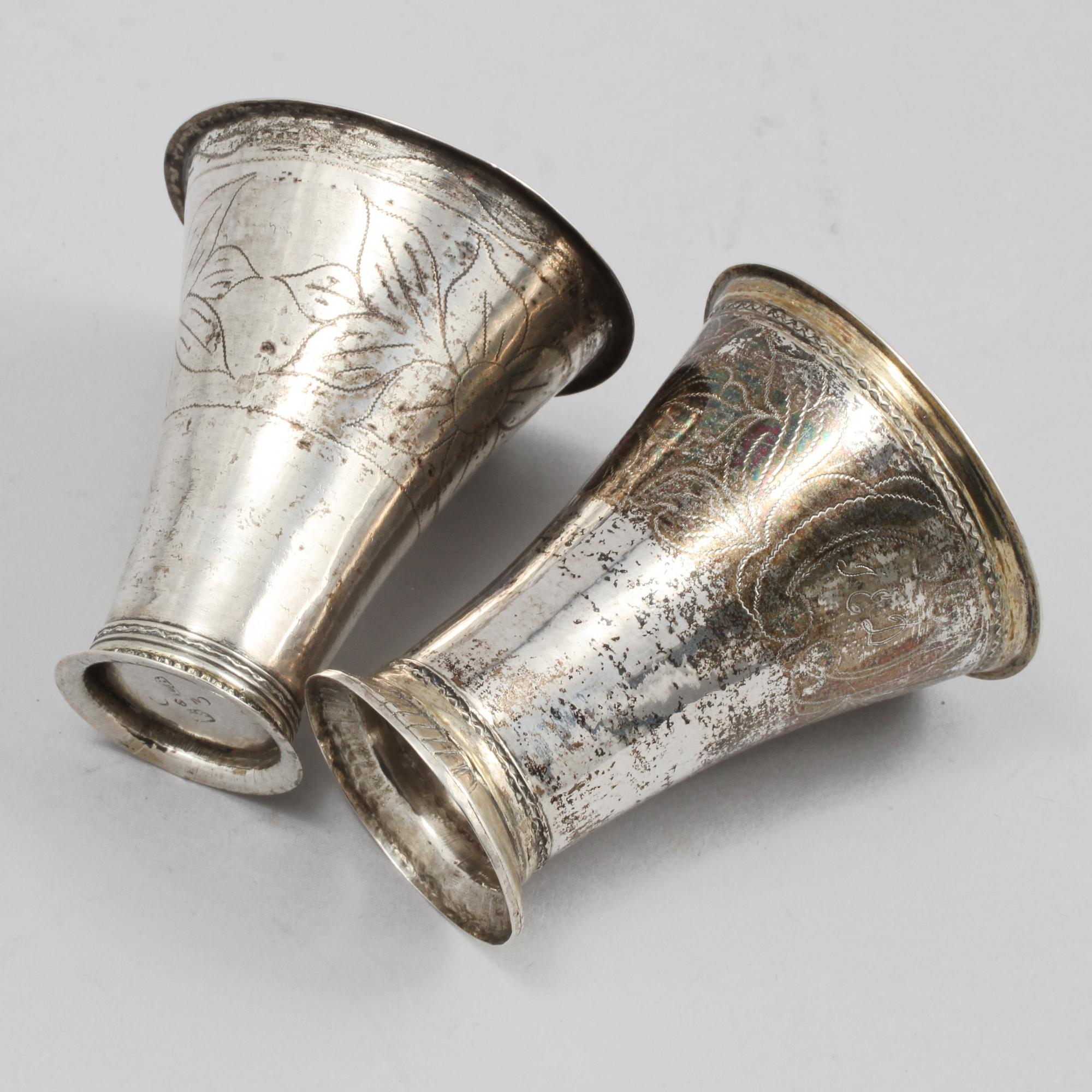 BÄGARE, 2 st, silver Olof Peter Almén, Hedemora, 1796 samt Lars Bjugg, Jönköping, 1809. Vikt 109 g.